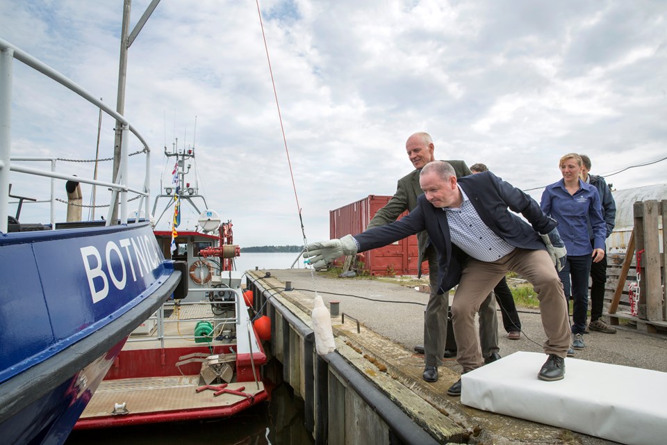 Bild på när rektor Hans Adolfsson inviger forskningsfartyget Botnica vid Umeå marina forskningscentrum