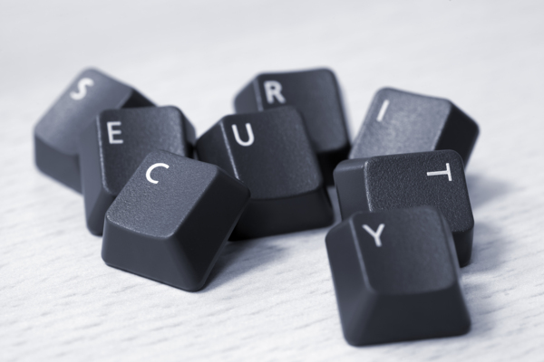 Ordet security (säkerhet) format av en hög med losstagna datortangenter.
