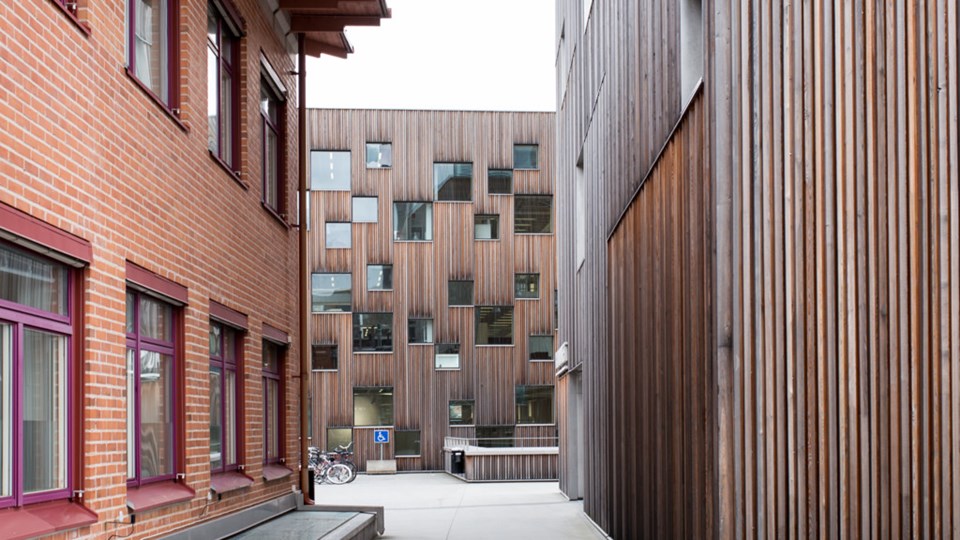 Arkitekthögskolans fasad på Konstnärligt campus i Umeå.