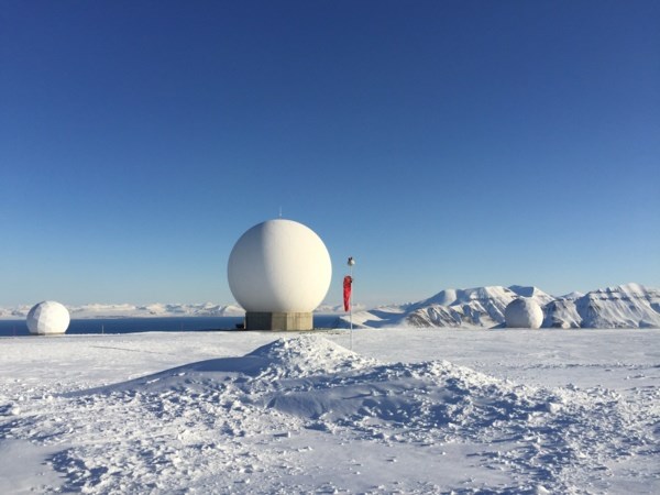 Bilden visar en forskningsstation på Svalbard