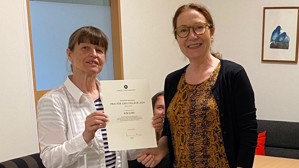 Marie Bixo ger Lika villkors-diplom 2020 till Arja Lehti