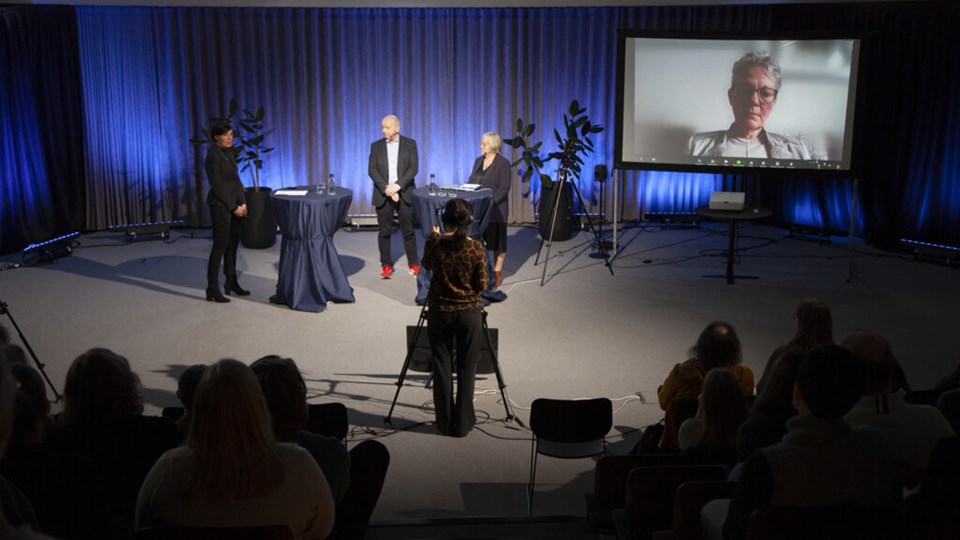Karin Röding presenterade sin rapport om Umeå universitets hantering av misskötsamhet i Rotundan. Röding fanns med på distans. Hans Adolfsson och Heidi Hansson fanns på plats. Moderator var Karolina Broman. Kommunikationsenheten sända eventet live.
