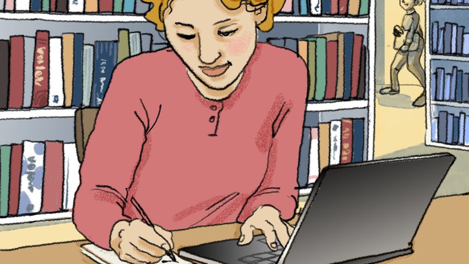Student som sitter i biblioteket med laptop och skriver på anteckningsblock