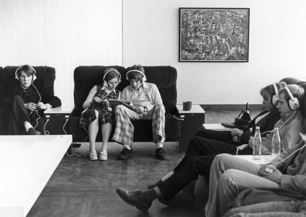 Studenter lyssnar på musik i den nya Universumbyggnaden 1969.